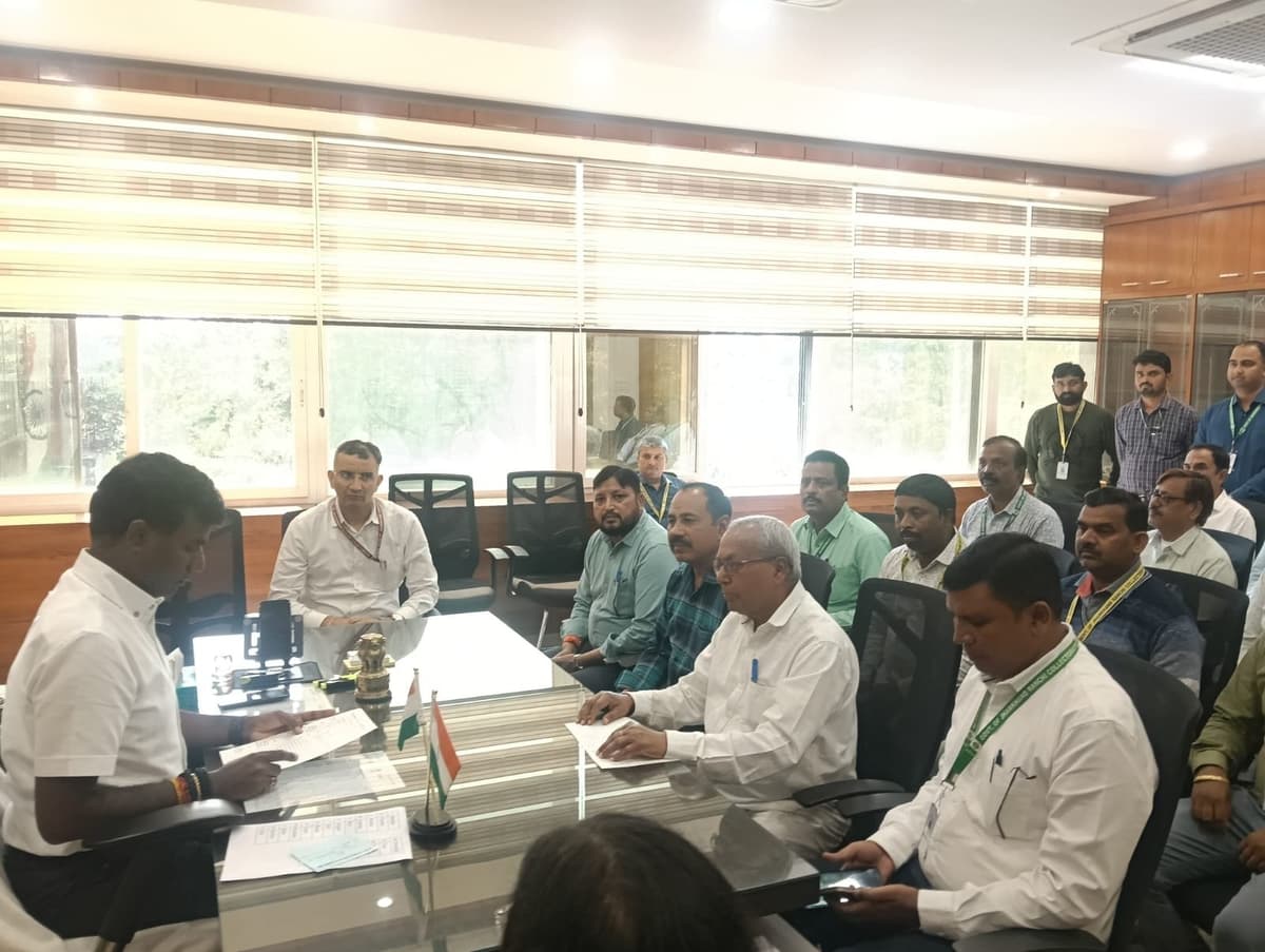 रांची में राजस्व कर्मी की हत्या के विरोध में सभी अंचलों में कामकाज ठप, कार्रवाई के लिए डीसी को सौंपा ज्ञापन