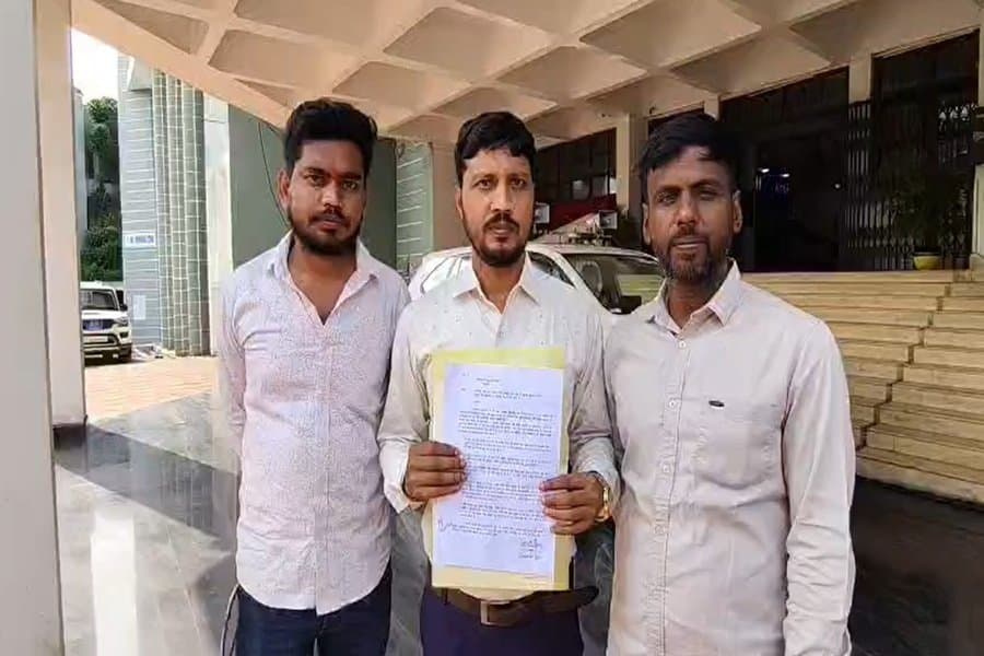 पाकुड़: मुख्य सड़क निर्माण से उड़ती धूल ने बढ़ाई स्वास्थ्य चिंताएं—DC से राहत की मांग
