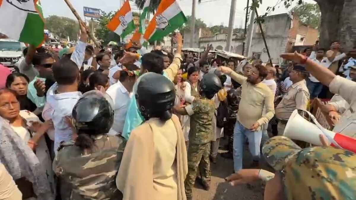 कांग्रेस-भाजपा के बीच हुआ जमकर मारपीट , पुलिस ने किया लाठीचार्ज