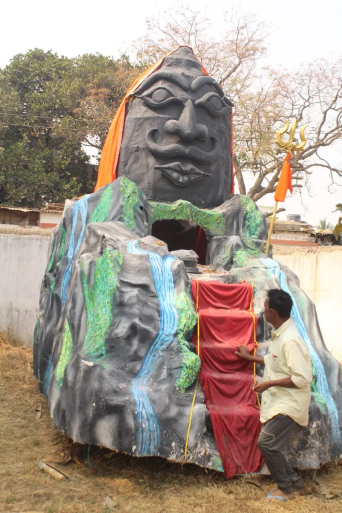 मो.फयाज और राजू वारसी सजा रहे हैं भोले बाबा की झांकी 7 IMG 20230217 WA0021