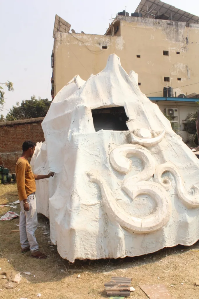 मो.फयाज और राजू वारसी सजा रहे हैं भोले बाबा की झांकी 6 IMG 20230217 WA0022