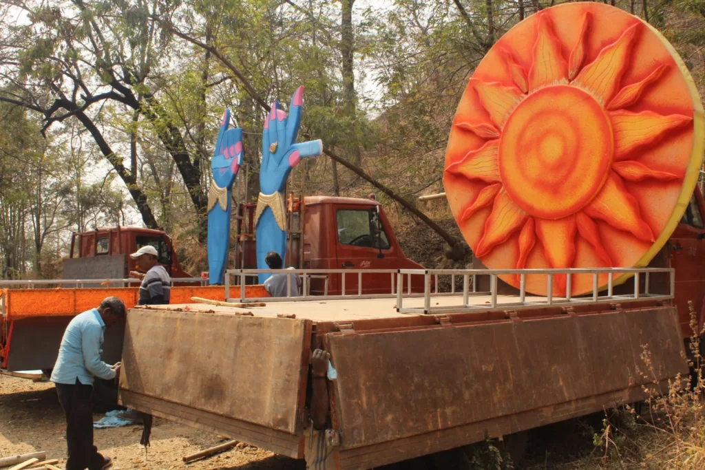 मो.फयाज और राजू वारसी सजा रहे हैं भोले बाबा की झांकी 8 IMG 20230217 WA0023