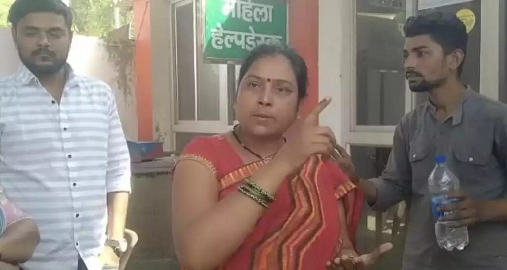 Actress Akanksha Dubey Mother Madhu