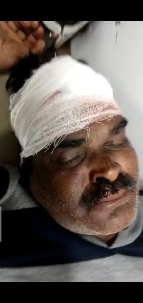 बेकसूर पिता बेटे और बेटे के दोस्त को चाकू से किया हमला तीनों की हालत गंभीर रिम्स भी ईलाज चल रहा 7 WhatsApp Image 2023 03 05 at 4.04.26 PM