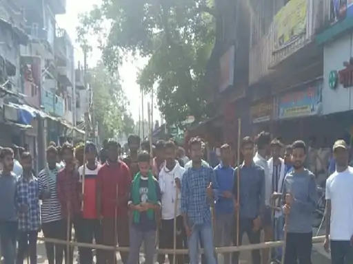 नियोजन नीति के विरोध में संताल बंद, बाजारों और सड़कों पर पसरा सन्नाटा 10 Santhal band Lead foto 4