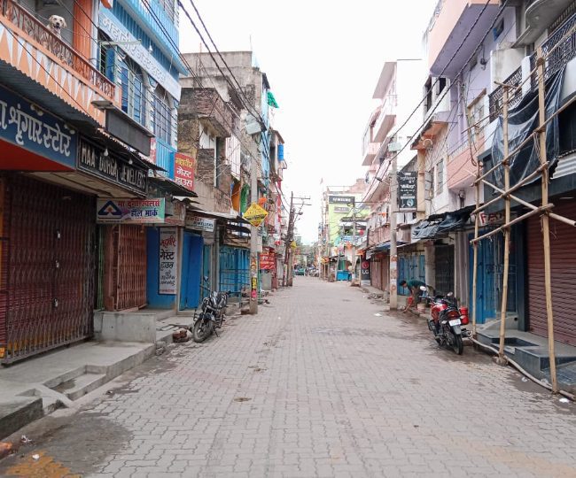 नियोजन नीति के विरोध में संताल बंद, बाजारों और सड़कों पर पसरा सन्नाटा 12 Santhal band Lead foto.3