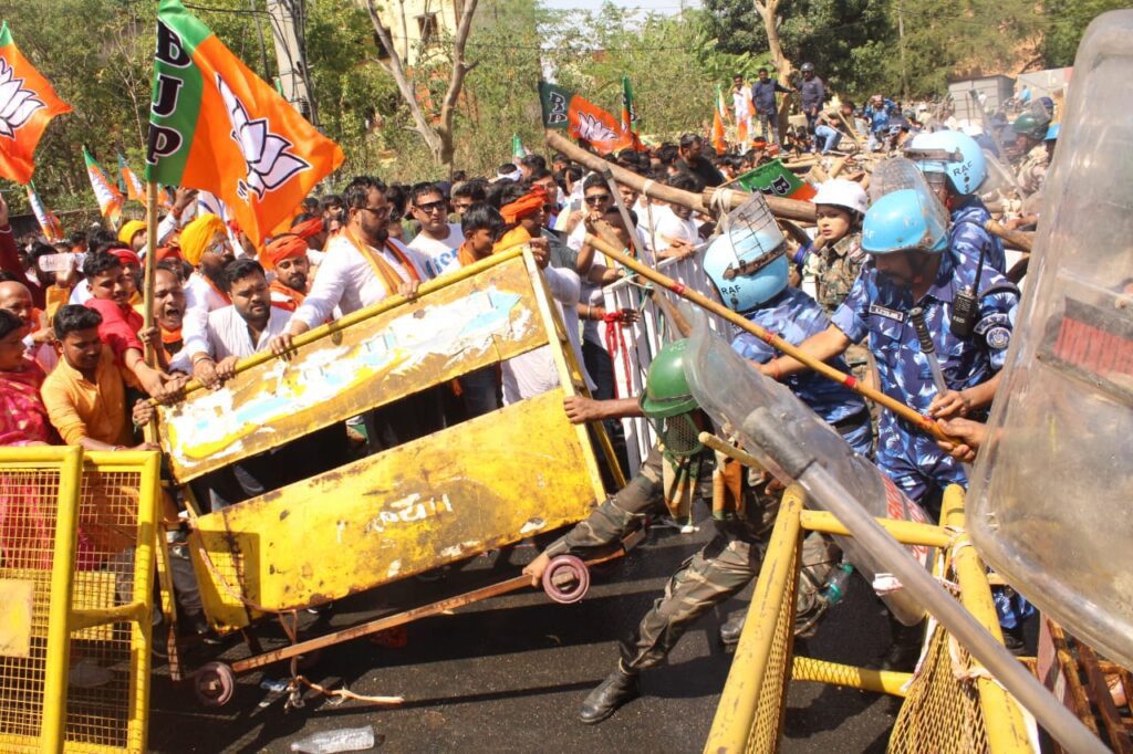 राजधानी में भाजपा कार्यकर्ताओं पर लाठीचार्ज, पत्थरबाजी, पानी का बौछार 6 WhatsApp Image 2023 04 11 at 14.54.01
