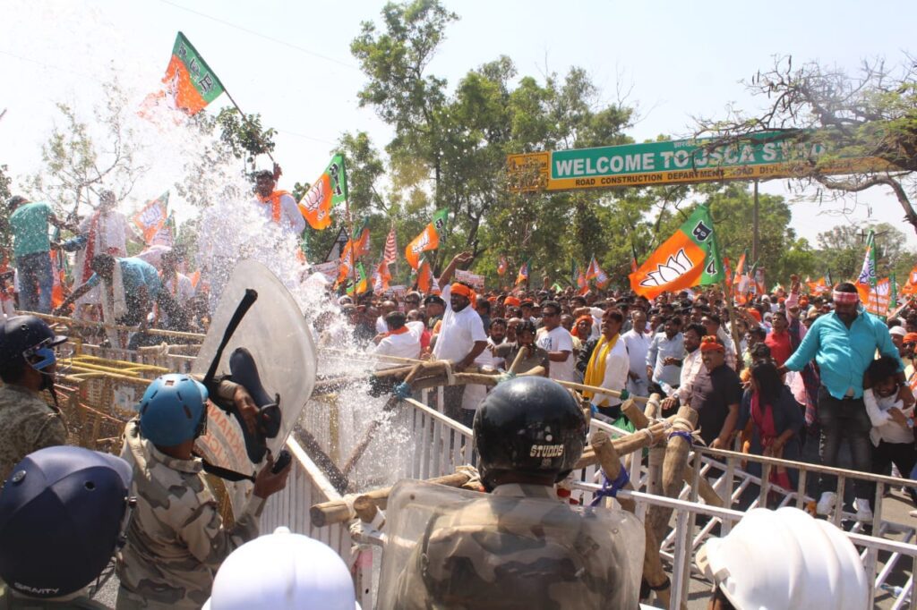 राजधानी में भाजपा कार्यकर्ताओं पर लाठीचार्ज, पत्थरबाजी, पानी का बौछार 7 WhatsApp Image 2023 04 11 at 14.54.03