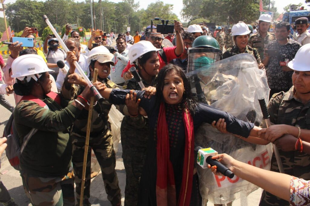 राजधानी में भाजपा कार्यकर्ताओं पर लाठीचार्ज, पत्थरबाजी, पानी का बौछार 8 WhatsApp Image 2023 04 11 at 14.54.54