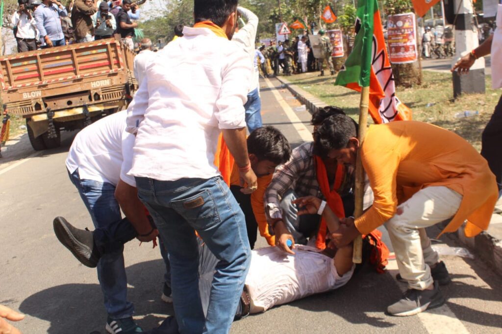 राजधानी में भाजपा कार्यकर्ताओं पर लाठीचार्ज, पत्थरबाजी, पानी का बौछार 9 WhatsApp Image 2023 04 11 at 14.55.24