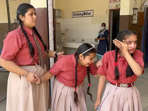 फैक्ट्री में गैस लीक, 35 स्कूली छात्रों समेत कई लोग अस्पताल में भर्ती 6 3 1683786177