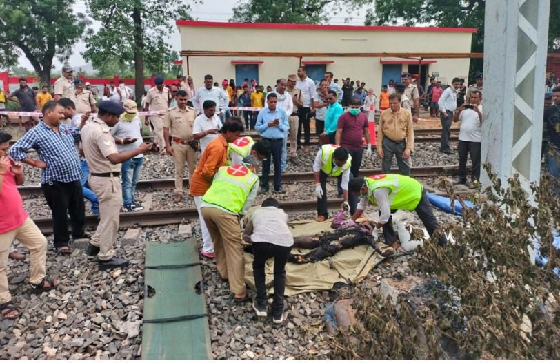 करंट लगने से धनबाद में आधा दर्जन लोग ज़िंदा जले, देखें वीडियो... 12 IMG 20230529 WA0013