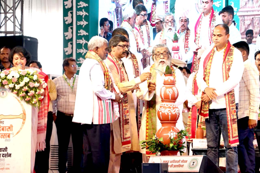 आदिवासियों को अपने अधिकारों के लिए मिलकर लड़ना होगा : मुख्यमंत्री 13 0ec7ddb4 b19c 43f5 8d05 22b056df628d