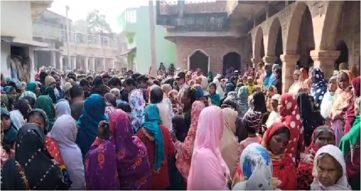 घर के बाहर खेलने गई 4 साल की बच्ची का खेत में शव मिलने से सनसनी