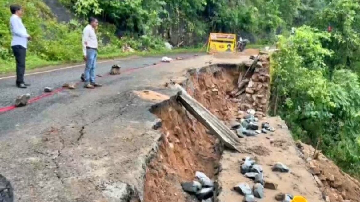 नेतरहाट जाने के रास्ते में भूस्खलन, दहशत में राहगीर, लातेहार के लोगों ने की ये मांग