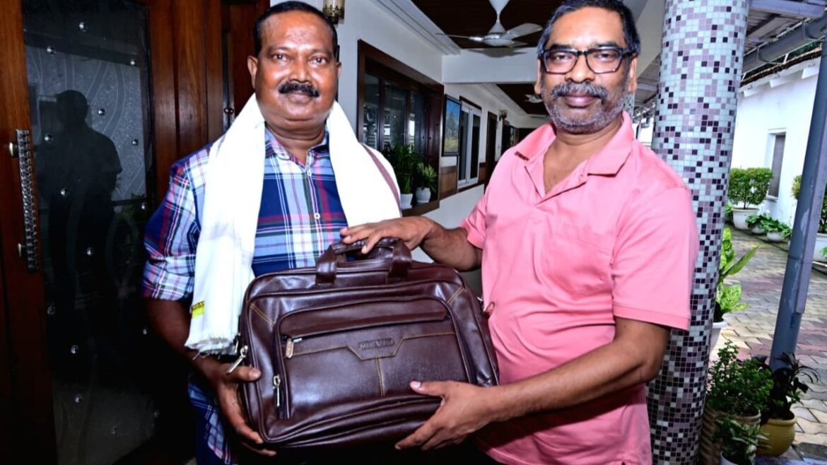 मुख्यमंत्री हेमंत सोरेन ने हवलदार को सेवानिवृत्ति पर किया सम्मानित, दिलीप तिर्की 25 वर्षो से CM हाउस में थे तैनात