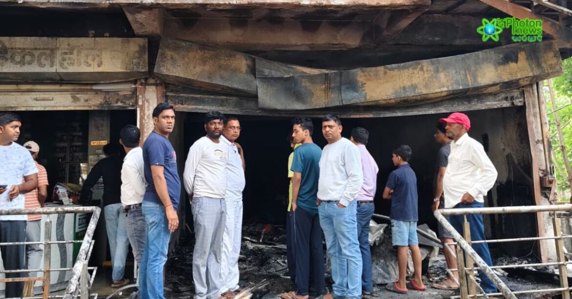 आग में जलकर खाक कपड़ा दुकान और रेस्टोरेंट