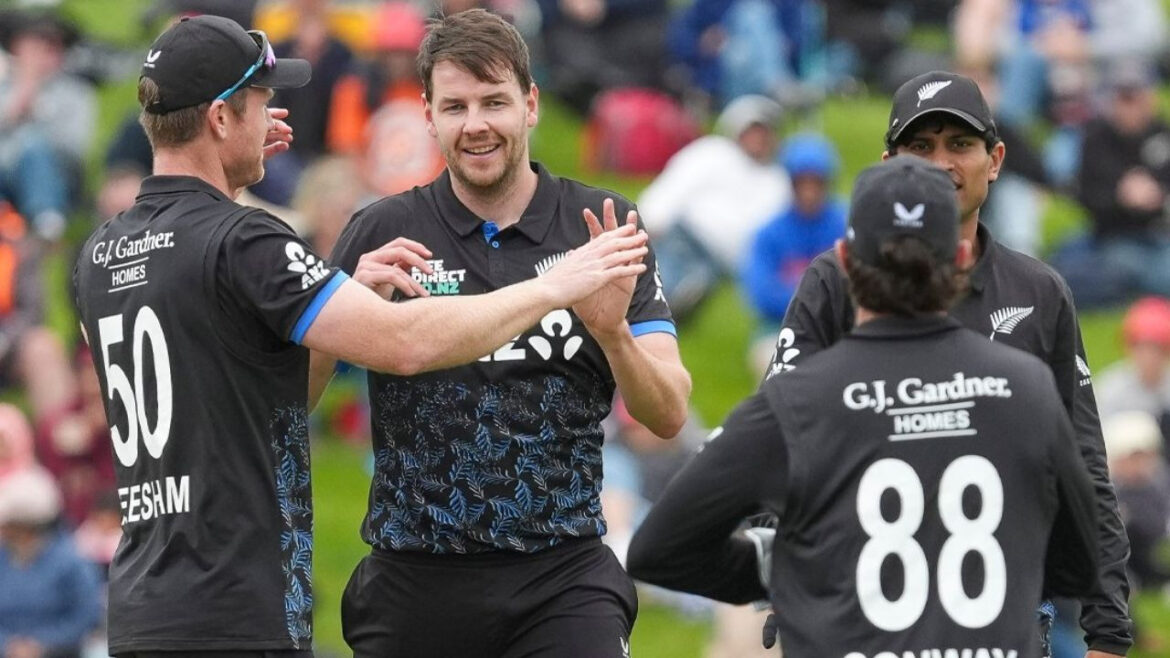 वनडे सीरीज के बीच मुश्किल में न्यूजीलैंड की टीम, स्टार बल्लेबाज पूरी सीरीज से हुआ बाहर | nz vs wi daryl mitchell ruled out from odi series against west indies due to injury