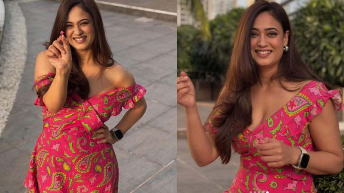 45 की श्वेता तिवारी ने फिर मचाया धमाल! पिंक ऑफ-शोल्डर ड्रेस में लग रही हैं 25 की, फैंस बोले- 'ये उम्र है या जादू?' | Shweta Tiwari rocks again She looks 25 in a pink off the shoulder dress fans ask Is this age or magic