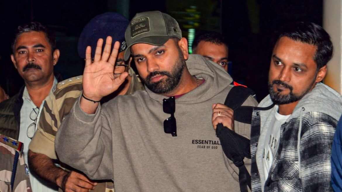 'अरे भाई ये तो हमारा दोस्त है...', रांची एयरपोर्ट पर दोस्त को देखकर रोहित हुए हैरान, वीडियो देखकर आ जाएगा मजा | Video of Rohit Sharma arriving at Ranchi airport goes viral