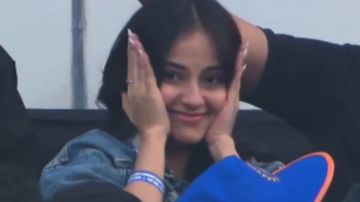 कौन है 2.5 मिलियन फॉलोवर वाली मिस्ट्री गर्ल? भारत-साउथ अफ्रीका मैच के दौरान वायरल हुआ वीडियो | who is mystery girl viral on social media during 1st odi against south africa in ranchi