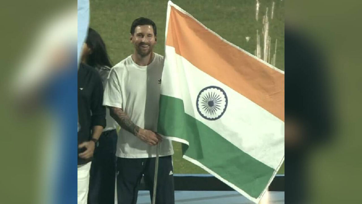 लियोनल मेसी ने वानखेड़े स्टेडियम में गर्व के साथ थामा भारत का तिरंगा, जीता करोड़ों हिंदुस्तानियों का दिल | Lionel Messi proudly holds the Indian flag at the Wankhede Stadium