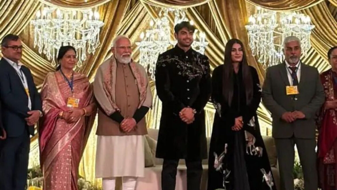 नीरज चोपड़ा–हिमानी मोर ने दी ग्रैंड रिसेप्शन पार्टी, आशीर्वाद देने पहुंचे PM नरेंद्र मोदी, वीडियो वायरल | PM Narendra Modi attending Neeraj Chopra Himani Mor's reception video gone viral