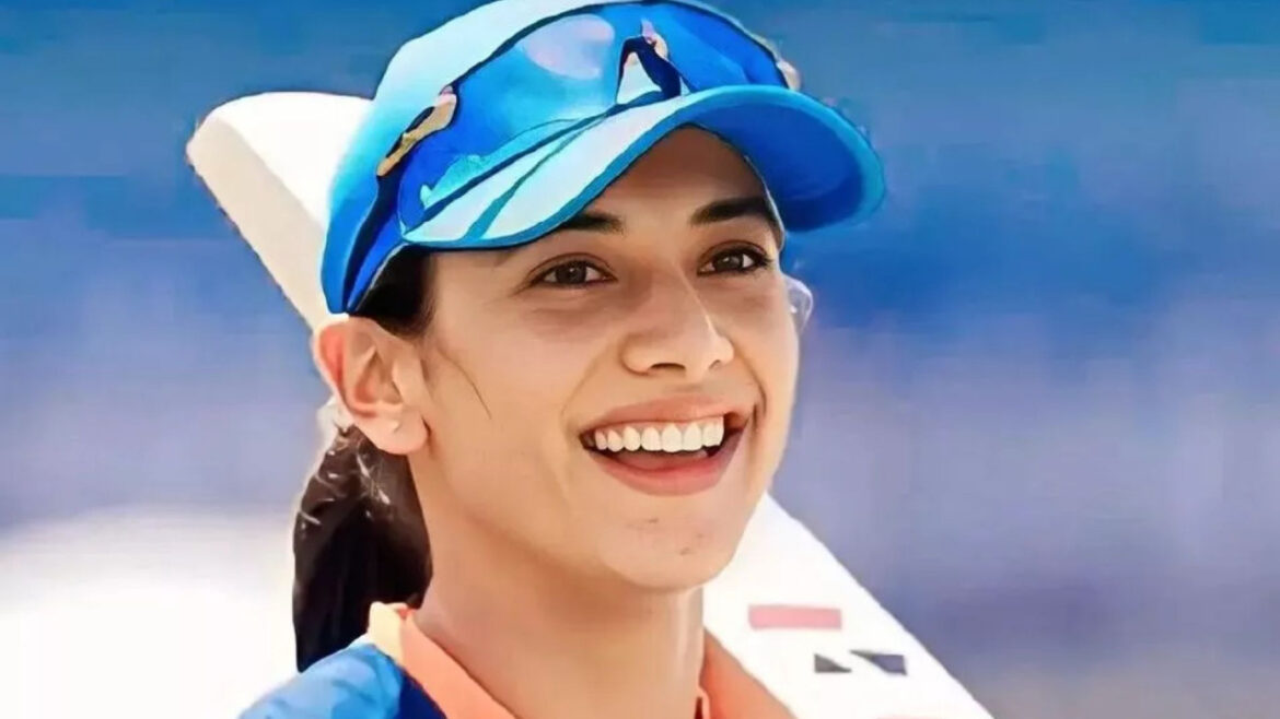 शादी टूटने के बाद पहली बार सार्वजनिक मंच पर दिखी स्मृति मंधाना, वीडियो में देखें किसको लगाया गले | Smriti Mandhana seen on public platform in New Delhi