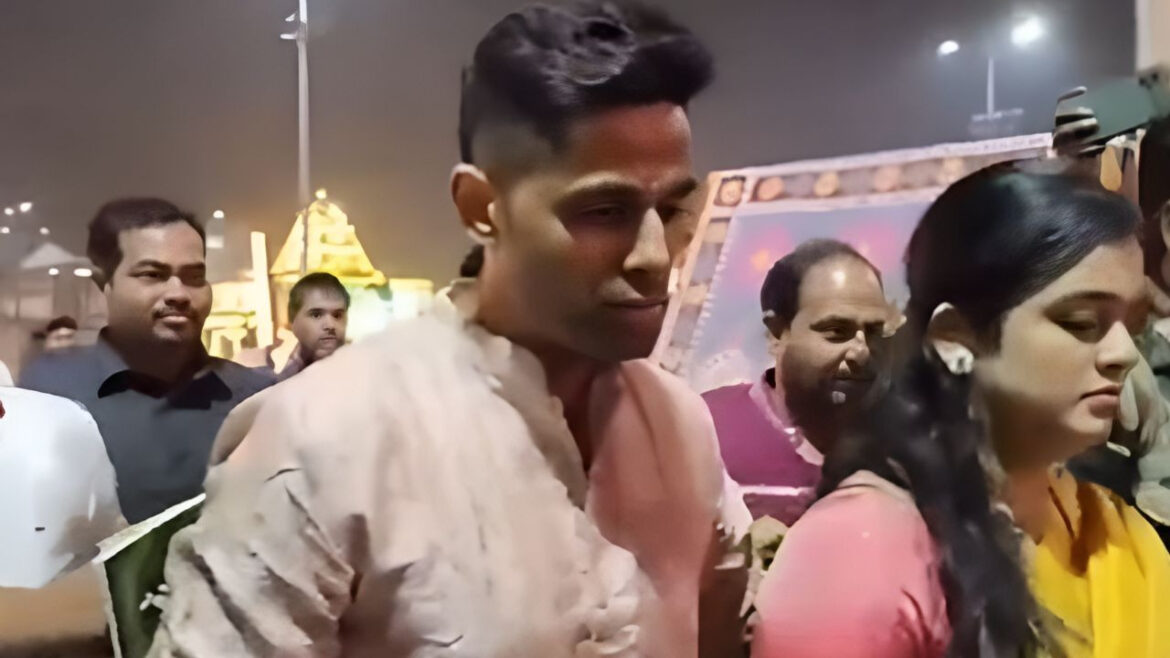 टी20 वर्ल्ड कप 2026 से पहले तिरुपति बालाजी की शरण में सूर्यकुमार यादव, कप्तान का पत्नी के साथ मंदिर दर्शन का वीडियो वायरल | suryakumar yadav visited Tirupati temple with wife Devisha watch video