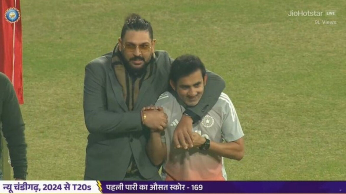 IND vs SA: दूसरे टी20 में मिले दो वर्ल्ड कप विजेता खिलाड़ी, बर्थडे से एक दिन पहले युवराज की गंभीर के साथ मस्ती की तस्वीर वायरल | Stand named after Yuvraj Singh and Harmanpreet Kaur inaugurated