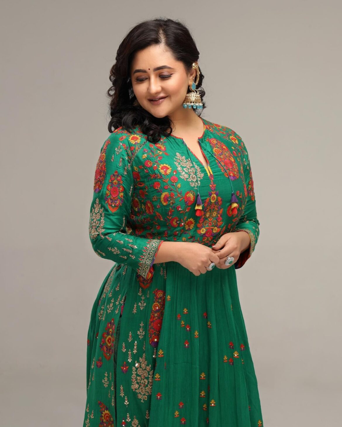 Rashami Desai ने 8 साल तक झेला डिप्रेशन, अंदर से गईं टूट। फूट-फूट कर रोने लगीं एक्ट्रेस