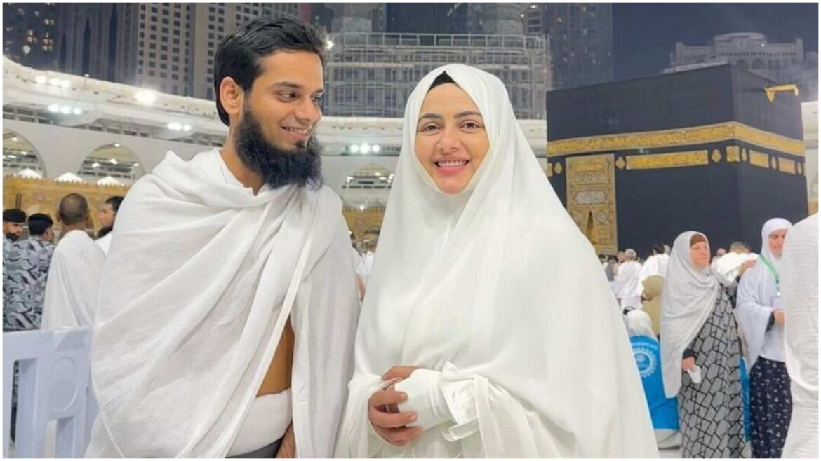 एक्ट्रेस के पति ने किया 'ब्रेनवॉश', शौहर के कहने पर चुना इस्लाम का रास्ता? 2 बच्चों के बाद तोड़ी चुप्पी | Sana Khan Denies Brainwash Claims Talks About Secret Marriage And Leaving Showbiz