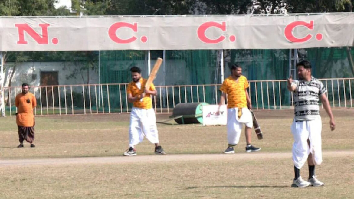 भोपाल में नए अवतार में दिखा क्रिकेट, मैदान पर गूंज रही संस्कृत तो धोती-कुर्ता में नजर आए गेंदबाज-बल्लेबाज | Bhopal Hosts Unique Cricket Match with Sanskrit Commentary Players in Dhoti Kurta