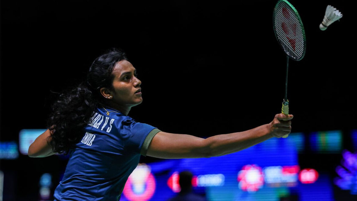 जापानी शटलर की नहीं चली चाल! पीवी सिंधु ने 33 मिनट में खेल खत्म कर क्वार्टर फाइनल में बनाई जगह | PV Sindhu Beats Tomoka Miyazaki to Reach Malaysia Open quarterfinals