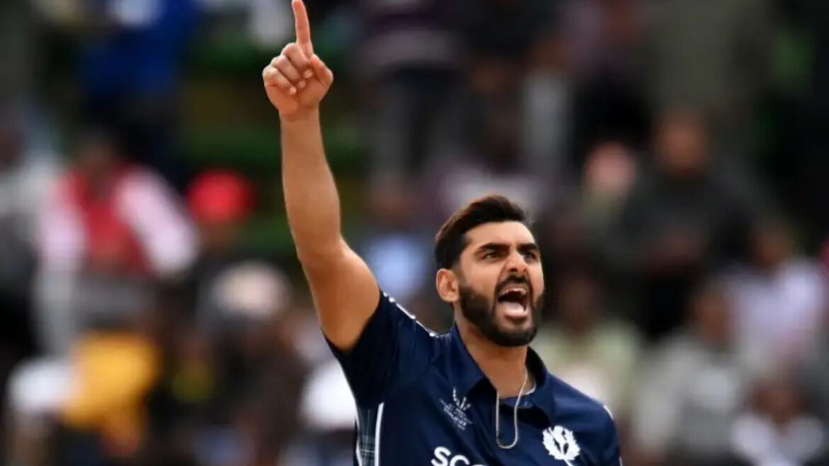 T20 World Cup 2026: कौन हैं पाकिस्तानी मूल के क्रिकेटर सफयान शरीफ? जिनकी वजह से स्कॉटलैंड मुसीबत में फंसी | T20 World Cup 2026 Who is Safyaan Sharif Scotland cricketer of Pakistani origin