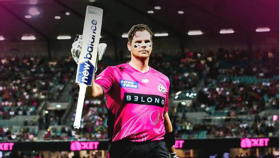 पहले अंगद की तरह जमाया पैर फिर जड़ा 107 मीटर लंबा सिक्स; वीडियो में देखें स्मिथ ने कैसे धारण किया 'गेल अवतार' | Steve Smith hit a 107-meter long six in Big Bash League