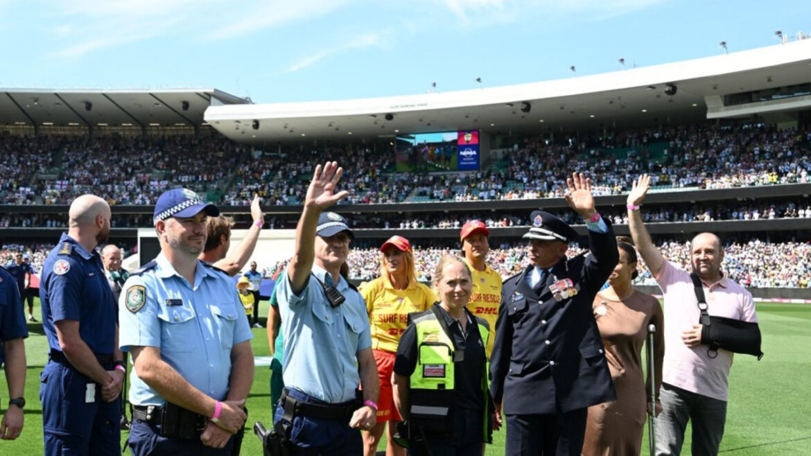 सिडनी टेस्ट में बॉन्डी बीच आतंकी हमले के हीरो अहमद अल-अहमद को मिला सम्मान, खिलाड़ियों ने दिया गार्ड ऑफ ऑनर | Bondi Beach terror attack hero Ahmed Al-Ahmed honored during the Sydney Test