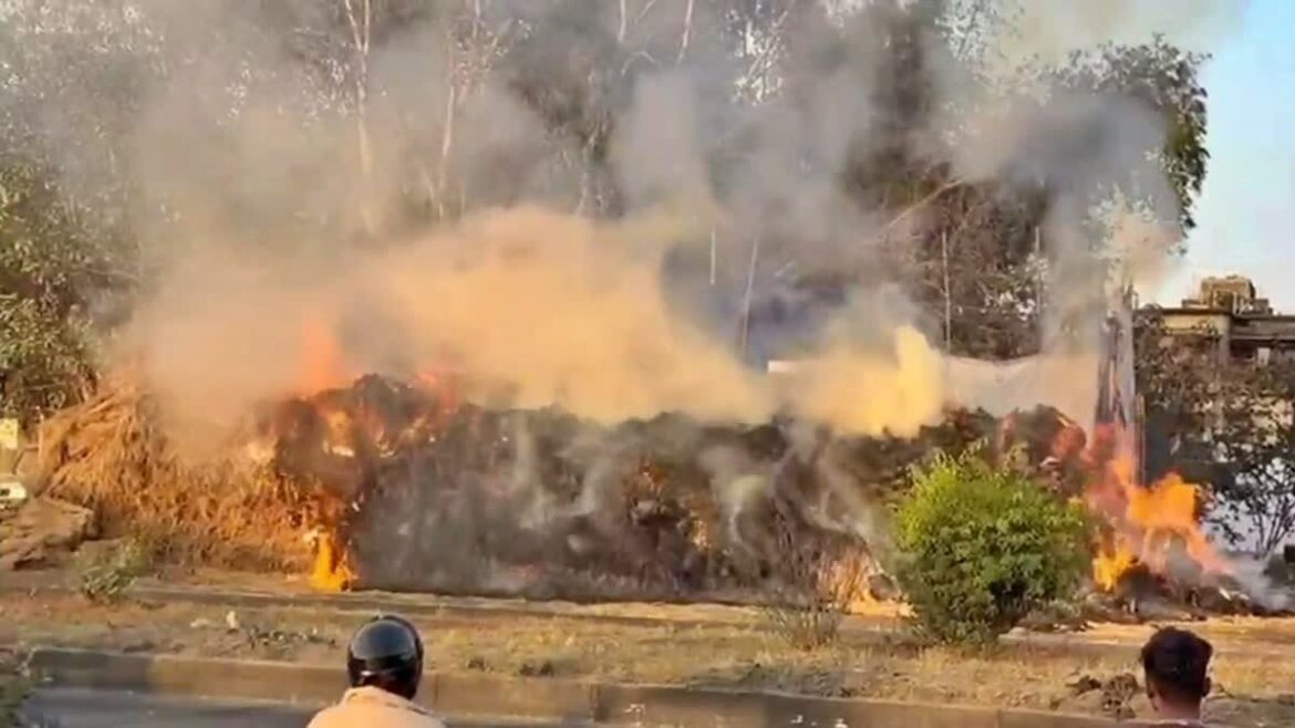 बोकारो के मेडिकेंट हॉस्पिटल के बगल में गोदाम में लगी भीषण आग, मची अफरातफरी