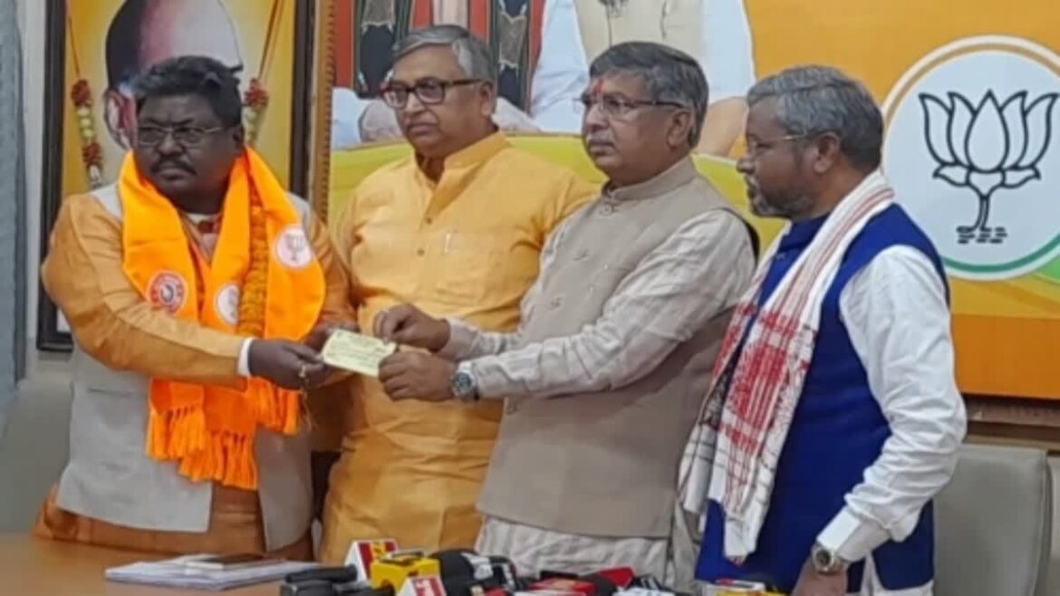 पूर्व मंत्री दुलाल भुईयां को आदित्य साहू ने दिलाई BJP की सदस्यता, बाबूलाल बोले- शबरी के वंशजों का रामभक्तों की पार्टी में स्वागत