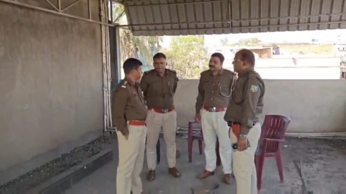 गैंगस्टर प्रिंस खान की अचल संपत्ति नहीं बची, घर में हुई कुर्की जब्ती की कार्रवाई, ईट भी उखाड़ ले गई पुलिस