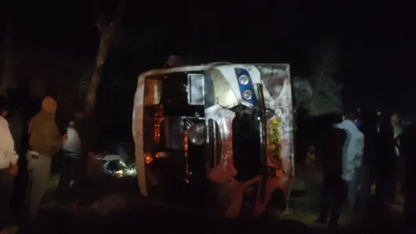 गुमला-चैनपुर मेन रोड़ टांगीनाथ धाम से लौट रही बस पलटी, महिला और बच्चे की मौत, कई घायल