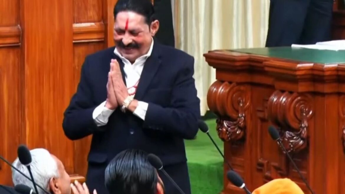 बाहुबली JDU नेता अनंत सिंह ने विधानसभा में ली शपथ, लंबा टीका लगाकर आये और मुख्यंत्री के सामने हाथ जोड़कर खड़े रहें