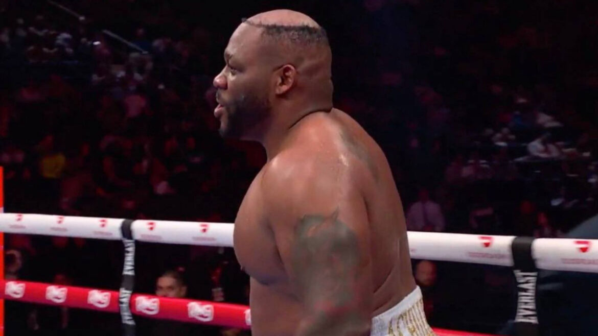 रिंग में ड्रामा, फाइट के बीच लगातार पड़े पंच तो बॉक्सर की उखड़ी विग; मां के शैम्पू को लेकर बोल दी ये बड़ी बात | Boxer Jarrell Miller loses wig during fight blames mother shampoo watch video