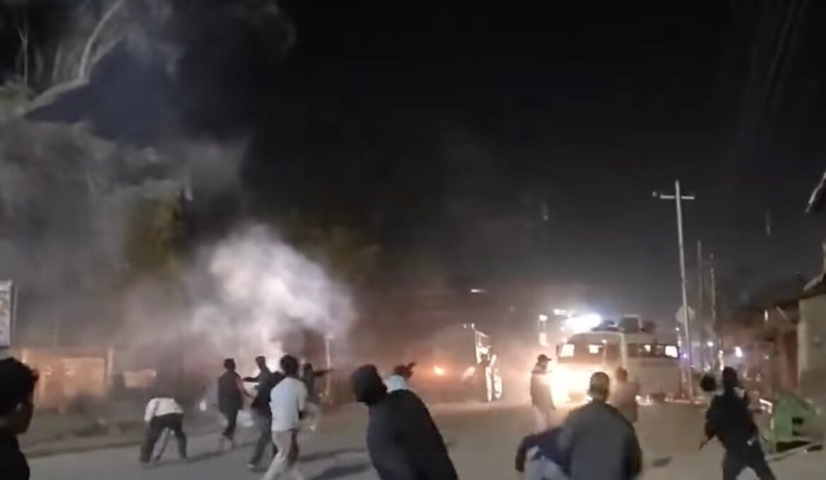 मणिपुर में फिर भड़की हिंसा: चुराचांदपुर में सुरक्षा बलों और प्रदर्शनकारियों की झड़प, कूकी विधायकों के सरकार में शामिल होने का विरोध