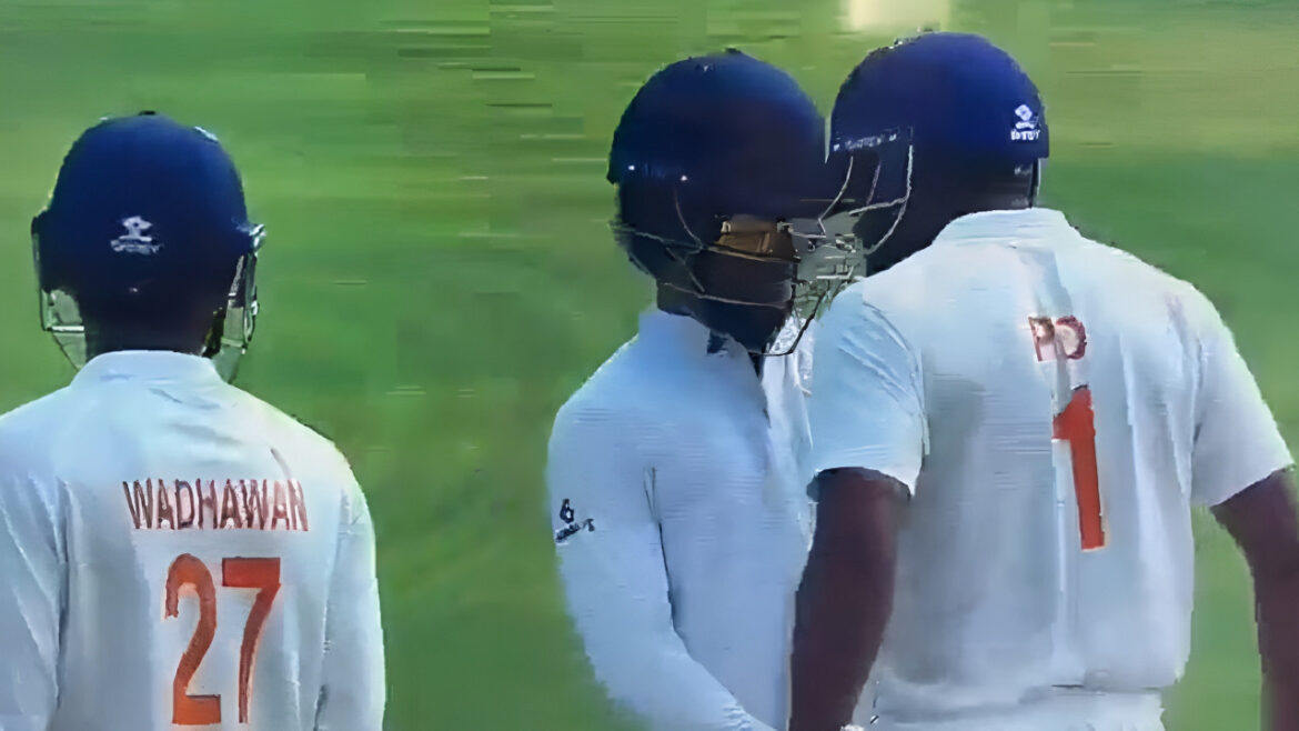 रणजी फाइनल में बवाल, स्लेजिंग से भड़के जम्मू-कश्मीर के कप्तान पारस डोगरा, वीडियो में देखें कर्नाटक के खिलाड़ी को सिर से मारी जबरदस्त टक्कर | ranji trophy paras dogra headbutt kv aneesh jammu kashmir vs karnataka final controversy video