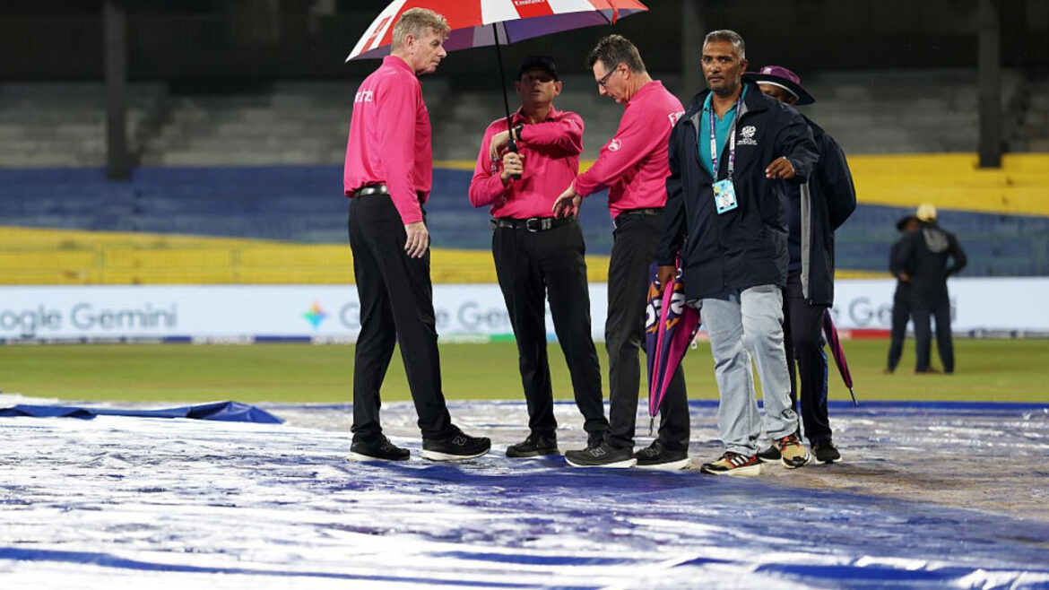 PAK vs NZ Super 8 Match: बारिश की भेंट चढ़ा पहला मुकाबला; दोनों टीमों को मिला एक-एक अंक | New Zealand vs Pakistan T20 WC Rain washes out first Super 8 match both teams get one point each