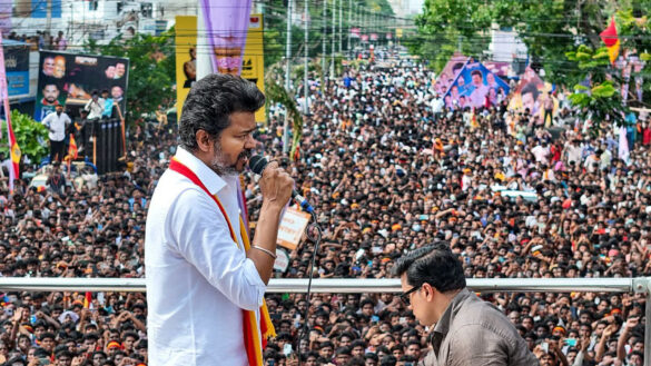 सलेम में विजय की रैली के बीच पसरा मातम, जनसभा में शामिल एक युवक की हुई मौत; जानें कैसे गई जान? | A youth died at a political rally of leader Vijay in Salem