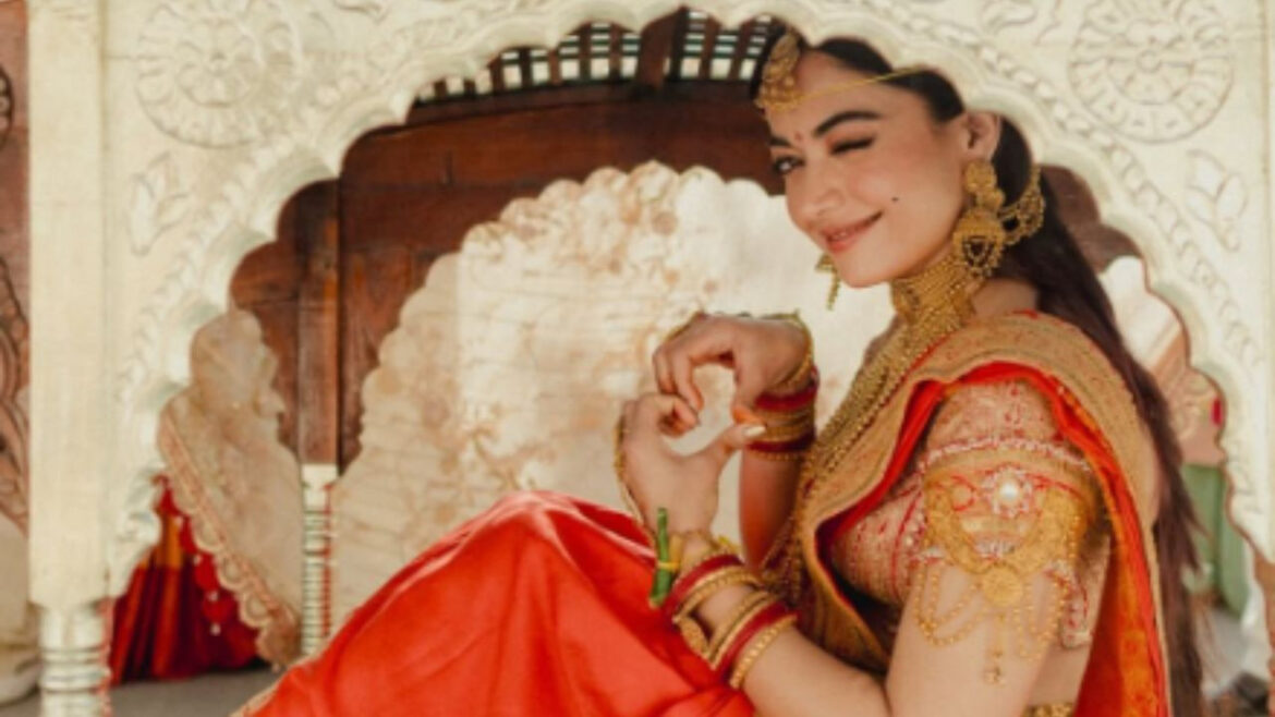 पालकी में सवार होकर यूं विजय देवरकोंडा का रश्मिका मंदाना ने दुल्हन बनकर किया था दीदार, देखें अनदेखी तस्वीरें | Rashmika Mandanna greeted Vijay Deverakonda as a bride in a palanquin see unseen photos