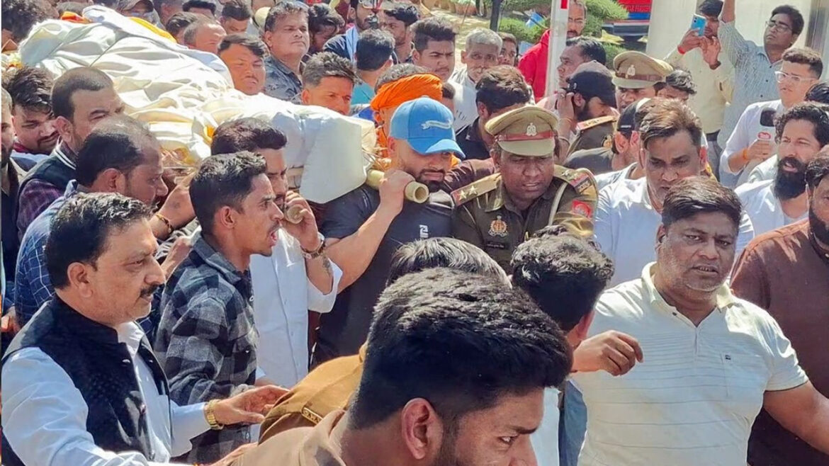 मैच के कुछ घंटे बाद पिता की शव यात्रा में शामिल हुए क्रिकेटर रिंकू सिंह, नम आंखों से दी अंतिम विदाई