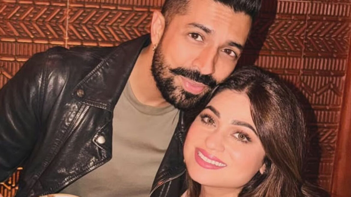 राकेश बापट से ब्रेकअप के बाद फिर प्यार में पड़ी शमिता शेट्टी? बर्थडे पर इस मिस्ट्री मैन संग वायरल हुई फोटो | Shamita Shetty birthday photo with Techno Artist Deepesh Sharma goes viral after her breakup with Raqesh Bapat